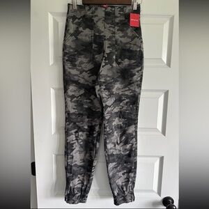 SPANX Men's Gray Camouflage Cargo Pants